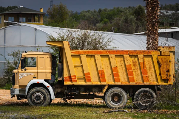 Alanya Turquia Abril 2021 Orange Truck Está Estacionado Rua Dia — Fotografia de Stock