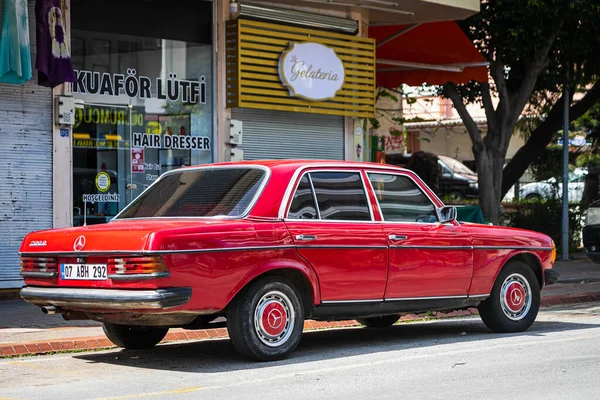 Alanya Turquia 2021 Abril Mercedes Benz W123 Vermelho Está Estacionado — Fotografia de Stock