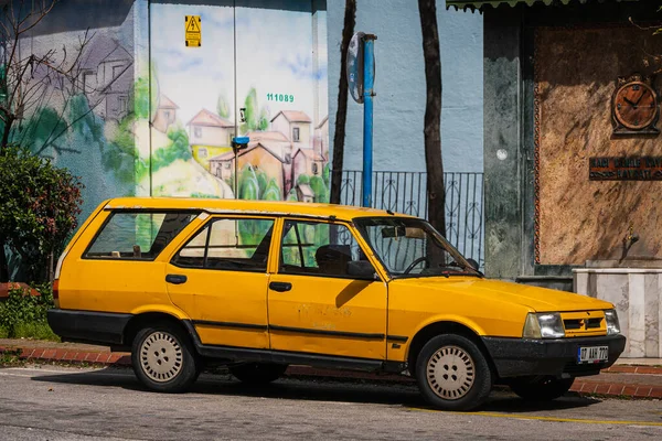 Alanya Türkei April 2021 Gelbe Tofas Kartal Steht Einem Warmen — Stockfoto