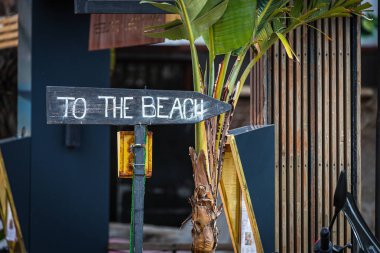 Kafesi ve palmiye ağacı olan bir turist sokağının arka planında 
