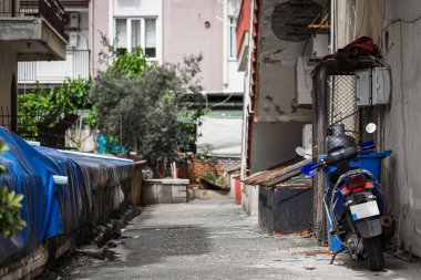  Klasik mavi bir motosiklet gri caddenin arka planında park yerinde duruyor. arka plan 