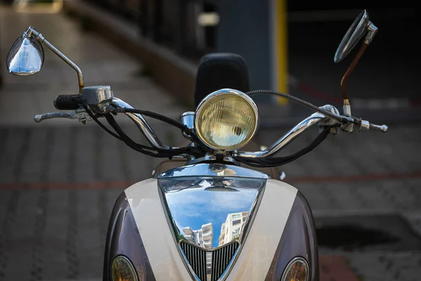 Una Motocicleta Blanca Vintage Ciclomotor Encuentra Aparcamiento Fondo Pared Gris —  Fotos de Stock