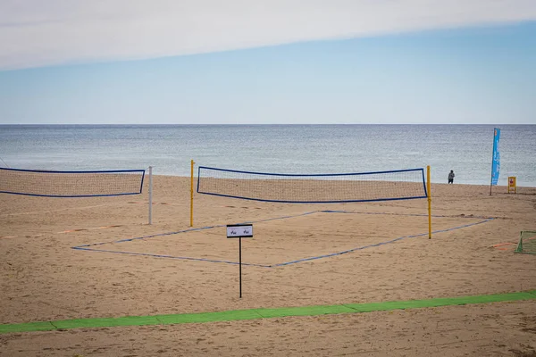 Beachvolleyballfeld Mit Blauem Meer Und Himmel Hintergrund Leerer Strand Mit — Stockfoto