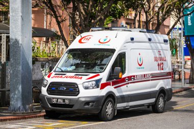 Alanya, Türkiye 12 Nisan 2021: Ford beyaz ambulansı sıcak bir yaz gününde park alanına park etti.  