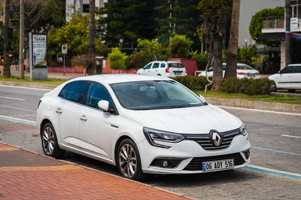 Alanya Törökország 2021 Április Fehér Renault Megane Parkol Utcán Egy — Stock Fotó