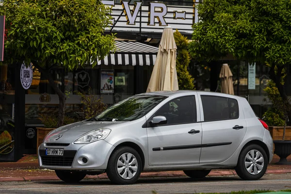 Alanya Turquia 2021 Abril Renault Clio Prateado Está Estacionado Rua — Fotografia de Stock