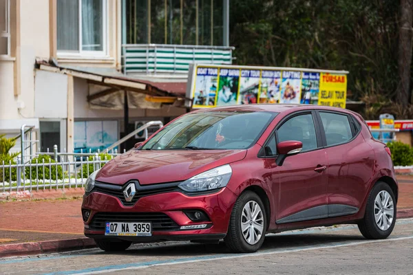 Alanya Turquía Abril 2021 Renault Clio Rojo Está Estacionado Calle — Foto de Stock