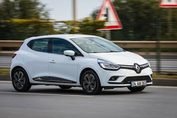 Alanya Törökország Április 2021 Fehér Renault Clio Gyorsan Hajt Utcán — Stock Fotó