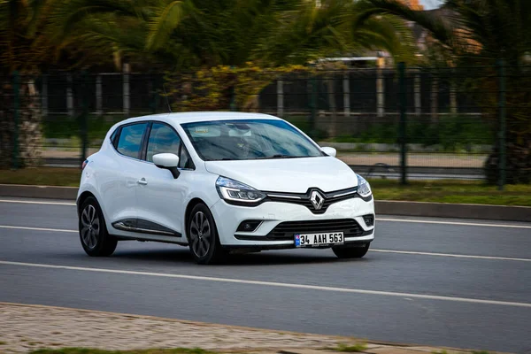 Alanya Turkiet April 2021 Vit Renault Clio Kör Snabbt Gatan — Stockfoto