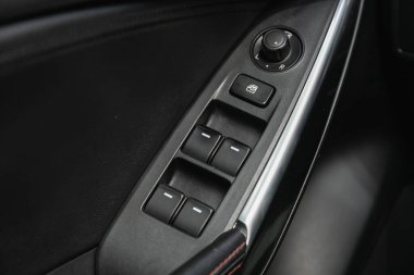 Novosibirsk, Rusya 25 Nisan 2021: Mazda 6, pencere kontrol paneli olan iç kolluk, kapı kilidi düğmesi. İç ayrıntılar. 
