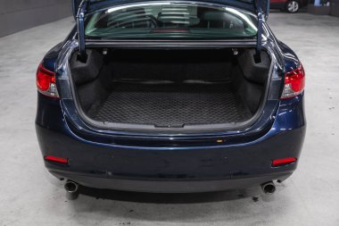 Novosibirsk, Rusya 25 Nisan 2021: Mazda 6, bagajı açık bir arabanın arkası. Modern bir arabanın dışı.