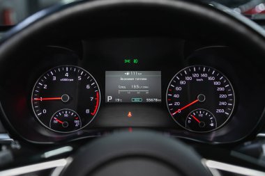 Novosibirsk, Rusya 25 Nisan 2021: Kia Optima, beyaz arka fonda gösterge paneli: Kilometre, hız göstergesi, takometre, yakıt seviyesi, su sıcaklığı ve daha fazlası 