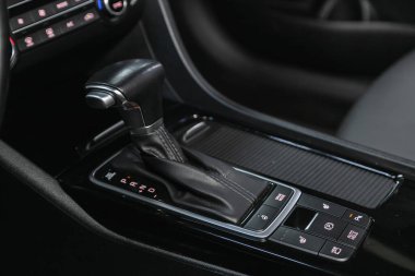 Novosibirsk, Rusya 25 Nisan 2021: Kia Optima, modern bir arabanın otomatik vites kolu. Modern araba iç dekorasyonu.  