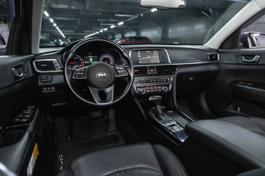 Novosibirsk, Rusya 25 Nisan 2021: Kia Optima, direksiyon, vites kolu ve gösterge paneli, iklim kontrolü, hız göstergesi, ekran. Yeni moda bir arabanın salonu.