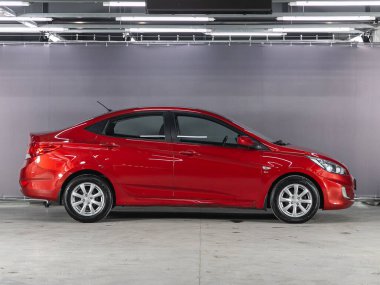 Novosibirsk, Rusya 25 Nisan 2021: turuncu Hyundai Solaris, yan görüş. Novosibirsk 'te park halindeki modern bir arabanın fotoğrafı. 