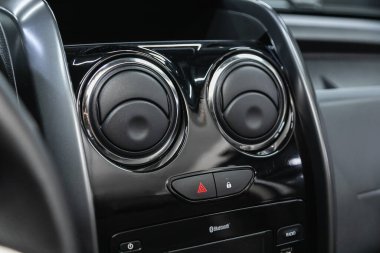 Novosibirsk, Rusya 25 Nisan 2021: Renault Duster, saptırıcıyı kapat, araba havalandırma sistemi. Araba kliması. 