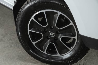 Novosibirsk, Rusya 25 Nisan 2021: Renault Duster, tampon, alaşım tekerleği, araba temizleme   