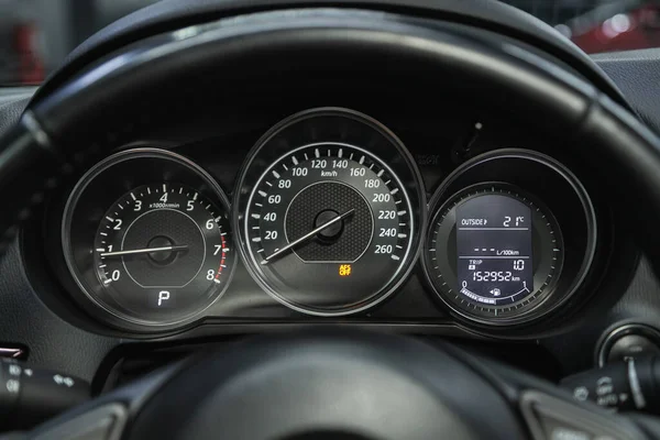 Novosibirsk Rusland April 2021 Mazda Car Dashboard Met Witte Achtergrondverlichting — Stockfoto