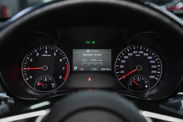 2021年4月25日 Kia Optima 白色背光汽车仪表盘 里程计 速度计 速度计 油位计 水温等 — 图库照片