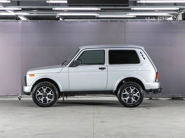 Nowosibirsk Russland April 2021 Weißer Jeep Lada Niva 4X4 Seitenansicht — Stockfoto