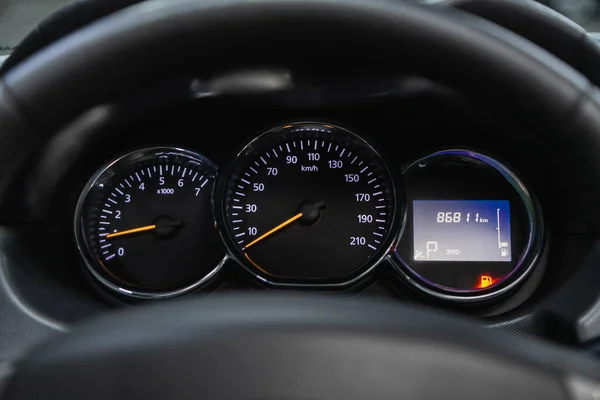 2021年4月25日 雷诺达斯克 白色背光汽车仪表盘 里程计 速度计 速度计 油位计 水温等 — 图库照片