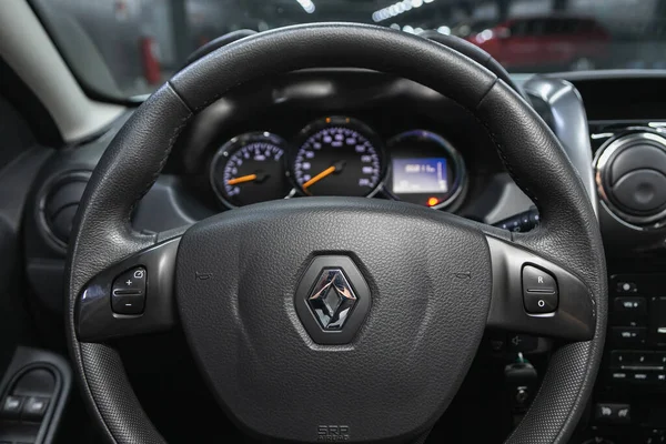 러시아 노보시비르스크 2021 Renault Duster Auto Interior Steering Wheel Logo — 스톡 사진