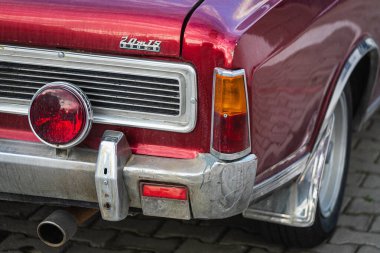 Alanya, Türkiye 13 Nisan 2021: kırmızı Ford 20M. Kırmızı bir retro arabanın arka lambası. 