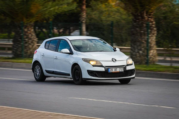 Alanya Türkiye Nisan 2021 Beyaz Renault Megane Sıcak Bir Yaz — Stok fotoğraf