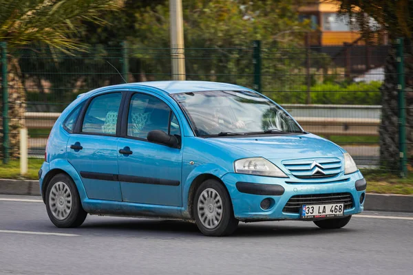 Alanya Türkei April 2021 Blau Citroen Aircross Fährt Einem Warmen — Stockfoto