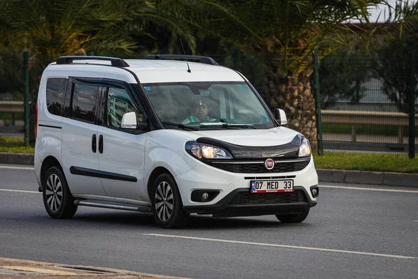 Alanya Turquía Abril 2021 Blanco Fiat Duplo Está Conduciendo Rápido — Foto de Stock