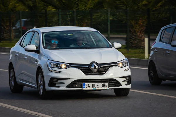 Alanya Turquía Abril 2021 Renault Megane Blanco Conduce Rápido Por —  Fotos de Stock