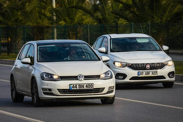 Alanya Türkiye Nisan 2021 Beyaz Ford Golf Fiat Albea Sıcak — Stok fotoğraf