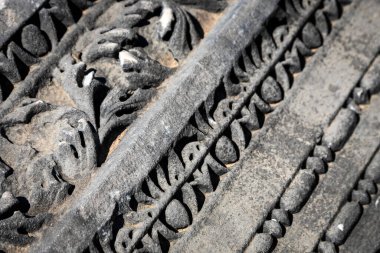Antik taş sütunlarda yakın çekim deseni. Antik Yunan mimarisinin elementleri. Şehir binasının ön cephesinin ayrıntıları.