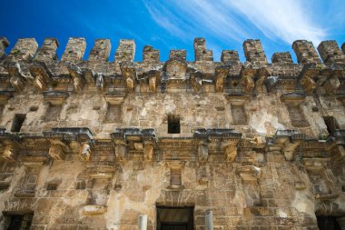Türkiye 'nin Antalya kenti yakınlarındaki Aspendos antik kentinde Roma amfi tiyatrosu. Eski bir harabe şehir. 