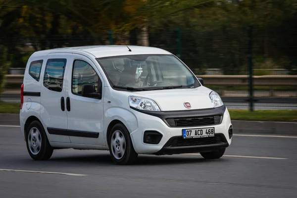 Alanya Turquia Abril 2021 Fiat Duplo Branco Está Dirigindo Rápido — Fotografia de Stock