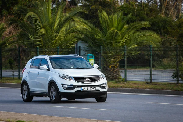 Alanya Turquía Abril 2021 Blanco Kia Sportage Está Conduciendo Rápido —  Fotos de Stock