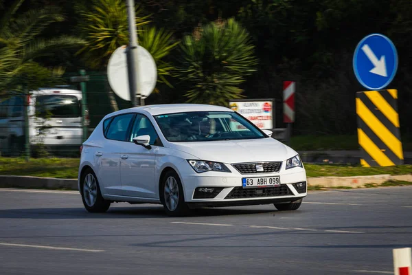 Alanya Türkiye Nisan 2021 Beyaz Seat Leon Sıcak Bir Yaz — Stok fotoğraf