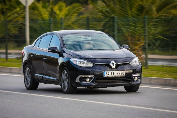 Alanya Turquía Abril 2021 Renault Fluence Negro Conduce Rápido Por —  Fotos de Stock