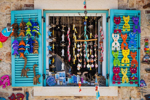 Gatos Madera Multicolores Casas Pequeños Recuerdos Peces Están Una Fila — Foto de Stock