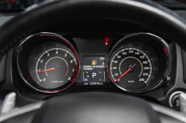 Novosibirsk, Rusya 25 Nisan 2021: Mitsubishi ASX, yuvarlak hız göstergesi, 122 bin kilometrelik menzili, takometre, far sembolü