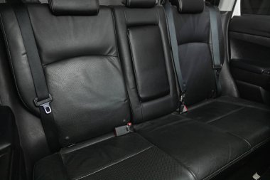 Novosibirsk, Rusya 25 Nisan 2021: Mitsubishi ASX, rahat araba içeride. Arabanın içi temiz: siyah arka koltuklar, başlıklar ve kemer. 