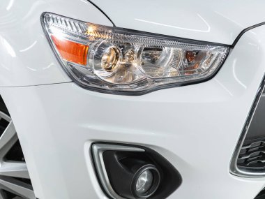 Novosibirsk, Rusya 25 Nisan 2021: Mitsubishi ASX, modern bir arabanın Parlayan Işığı