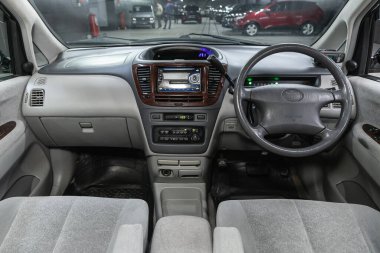 Novosibirsk, Rusya 25 Nisan 2021: Toyota Nadia, direksiyon, vites kolu ve gösterge paneli, iklim kontrolü, hız göstergesi, ekran. Yeni moda bir arabanın salonu.