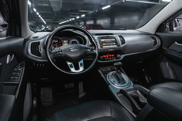 러시아 노보시비르스크 2021 Kia Sportage Steering Wheel 레버와 계기판 계기판 — 스톡 사진