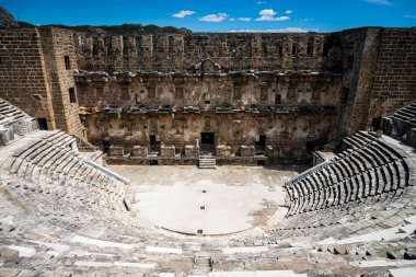 Türkiye 'nin Antalya kenti yakınlarındaki Aspendos antik kentinde Roma amfi tiyatrosu. Eski bir harabe şehir. 