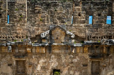 Eski amfi tiyatronun duvarları çok şey hatırlar. Türkiye 'nin Antalya kenti yakınlarındaki Aspendos antik kentinde bulunan amfi tiyatronun taş duvarlarında antik kabartmalar. 