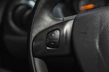 Novosibirsk, Rusya 25 Nisan 2021: Renault Duster, ses kontrol düğmesi olan modern bir arabanın içi 