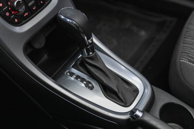 Novosibirsk, Rusya 25 Nisan 2021: Opel Astra, Araba Temizleme. Otomatik iletim kolu vardiyası. 