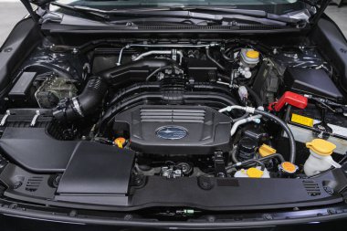 Novosibirsk, Rusya 25 Nisan 2021: Subaru Impreza XV, Araç motoru yakın çekim. İçten yanmalı motor, araba parçaları, ayrıştırma 