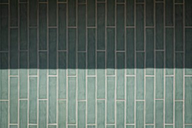 Duvar yeşil kiremit taşlarıyla döşenmiş, üst manzara. Taş dokusu, açık taş döşemeler.